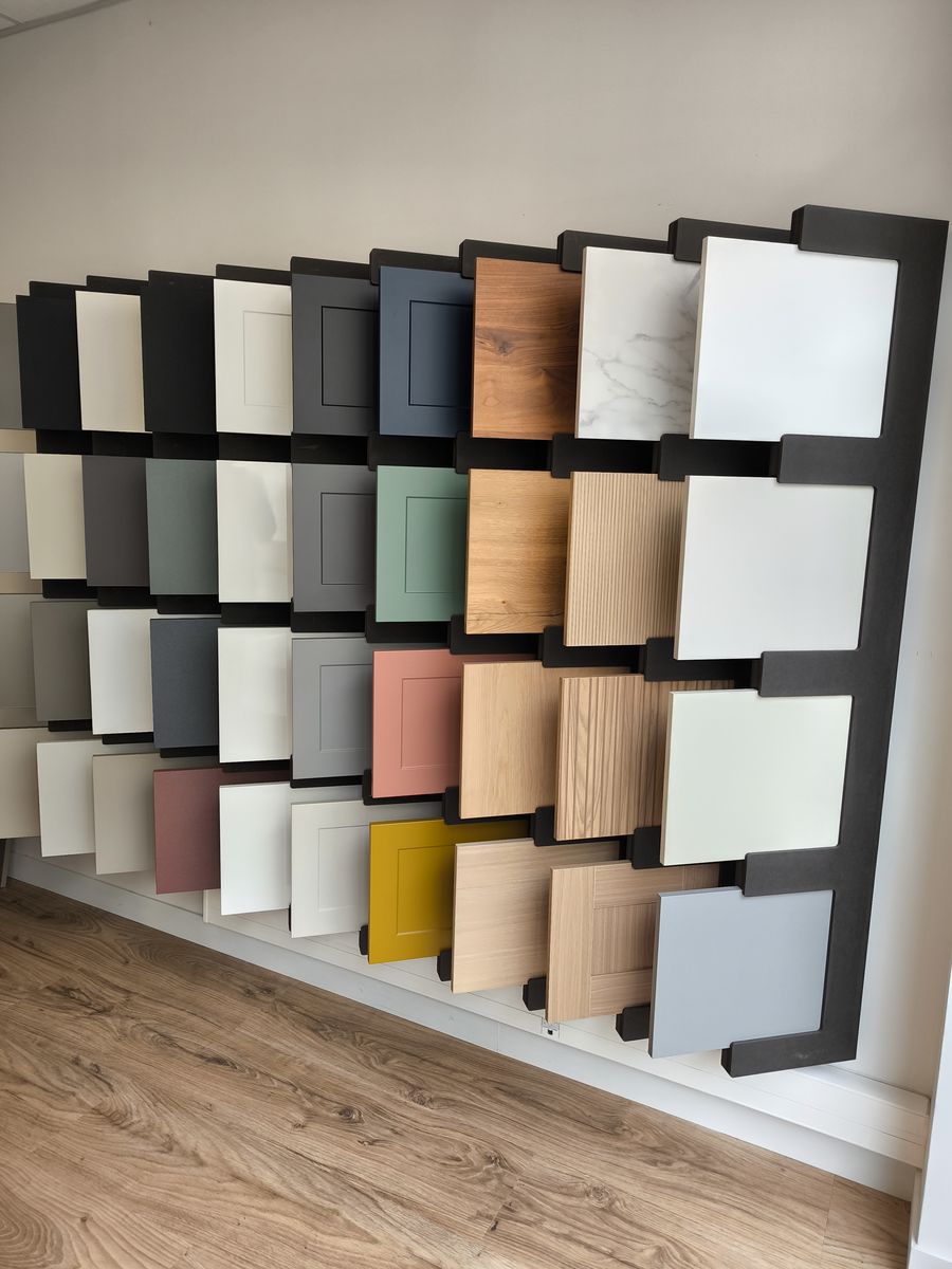 Mur d’échantillons de façades colorées au showroom