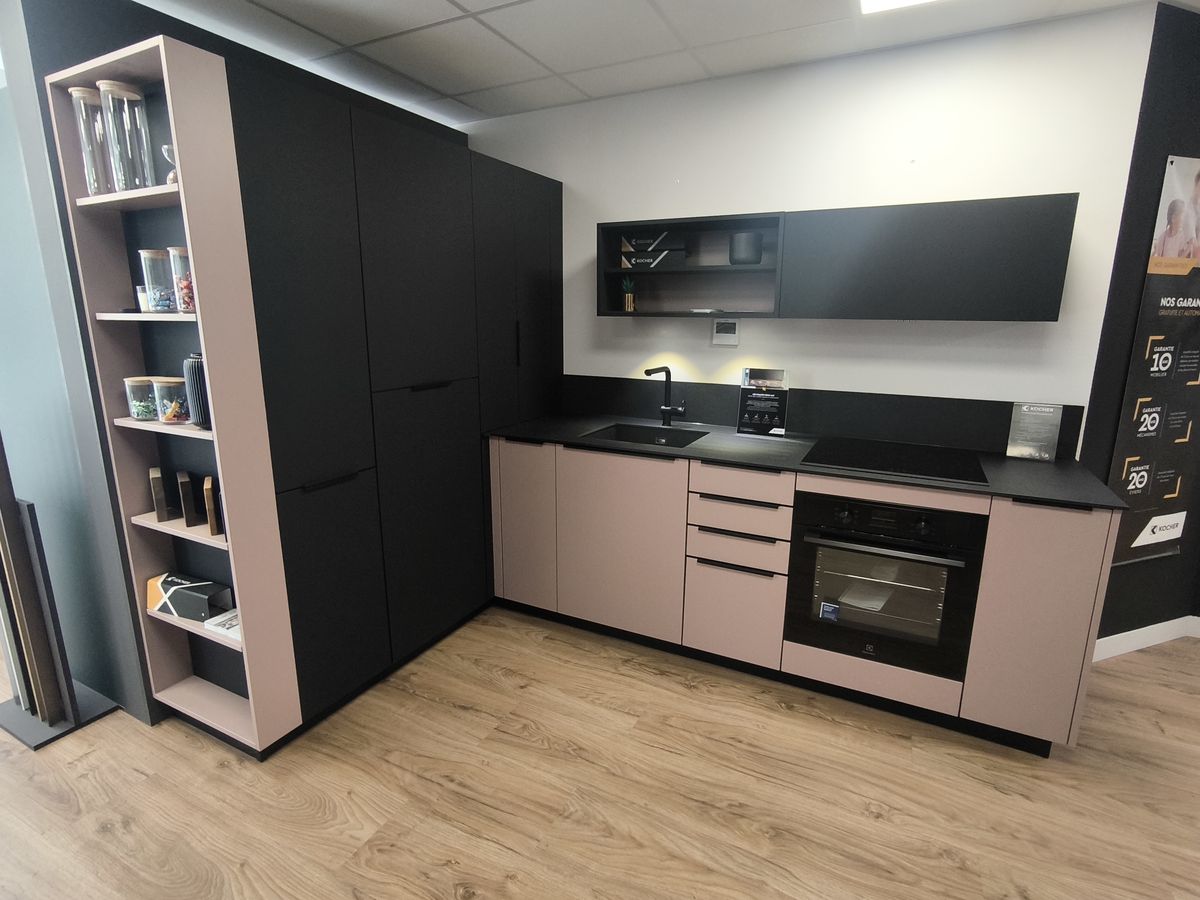 Cuisine taupe et anthracite exposée, colonne de rangement vitrée