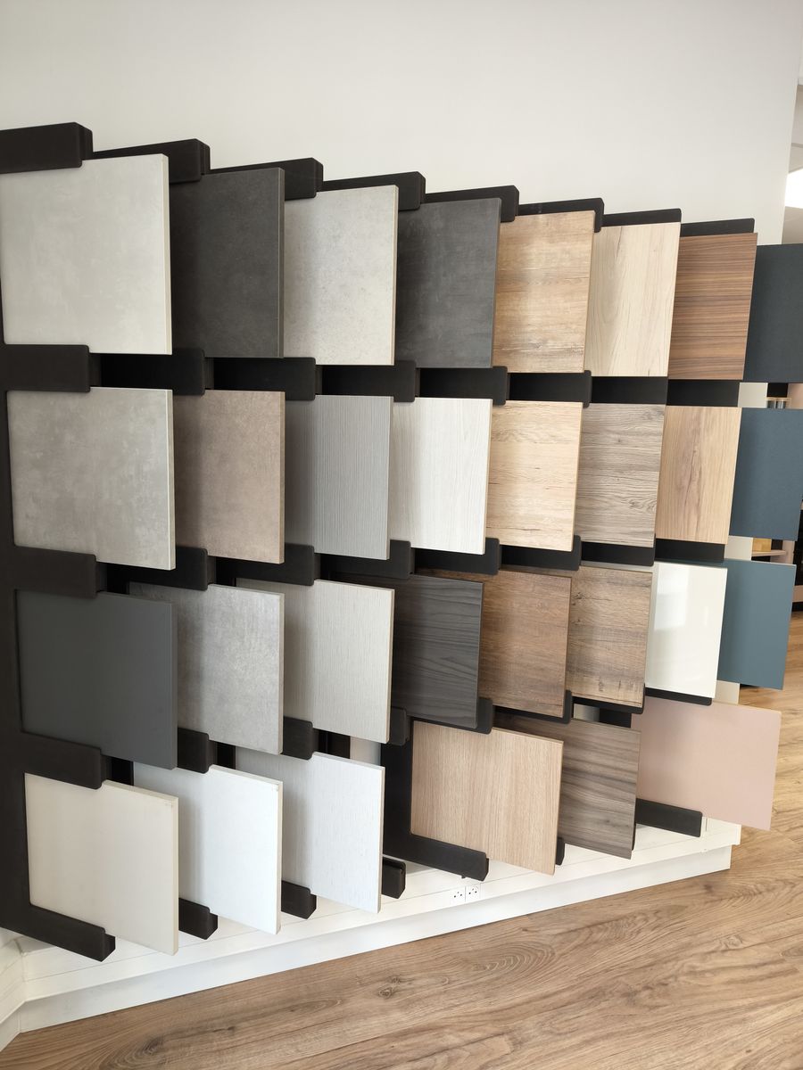 Mur d’échantillons de façades, bois, pierres et laques