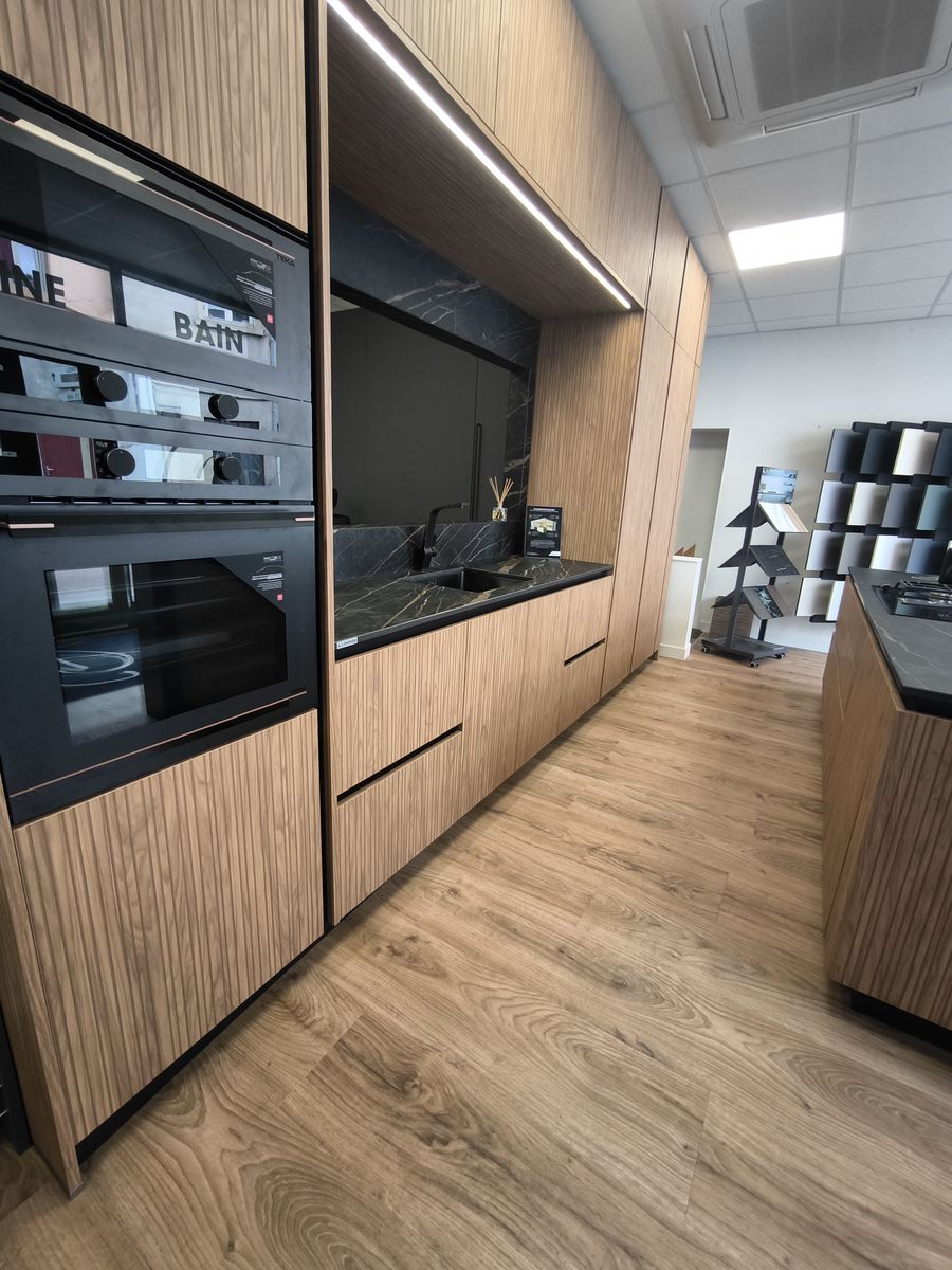 Colonne de fours encastrés et rangements en bois, showroom