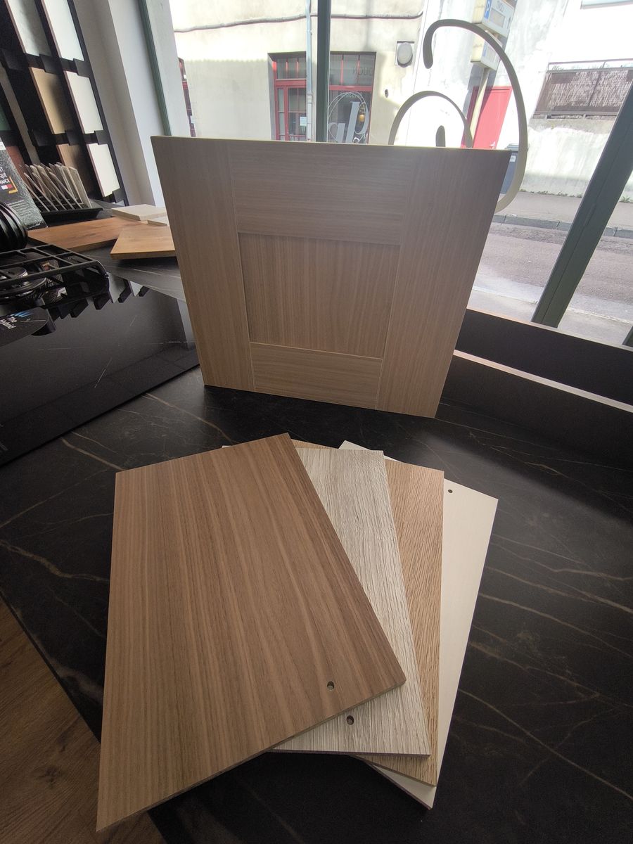 Échantillons de portes de cuisine en bois présentés en vitrine